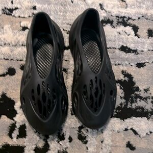 Men’s authentic Yeezy foams size 9